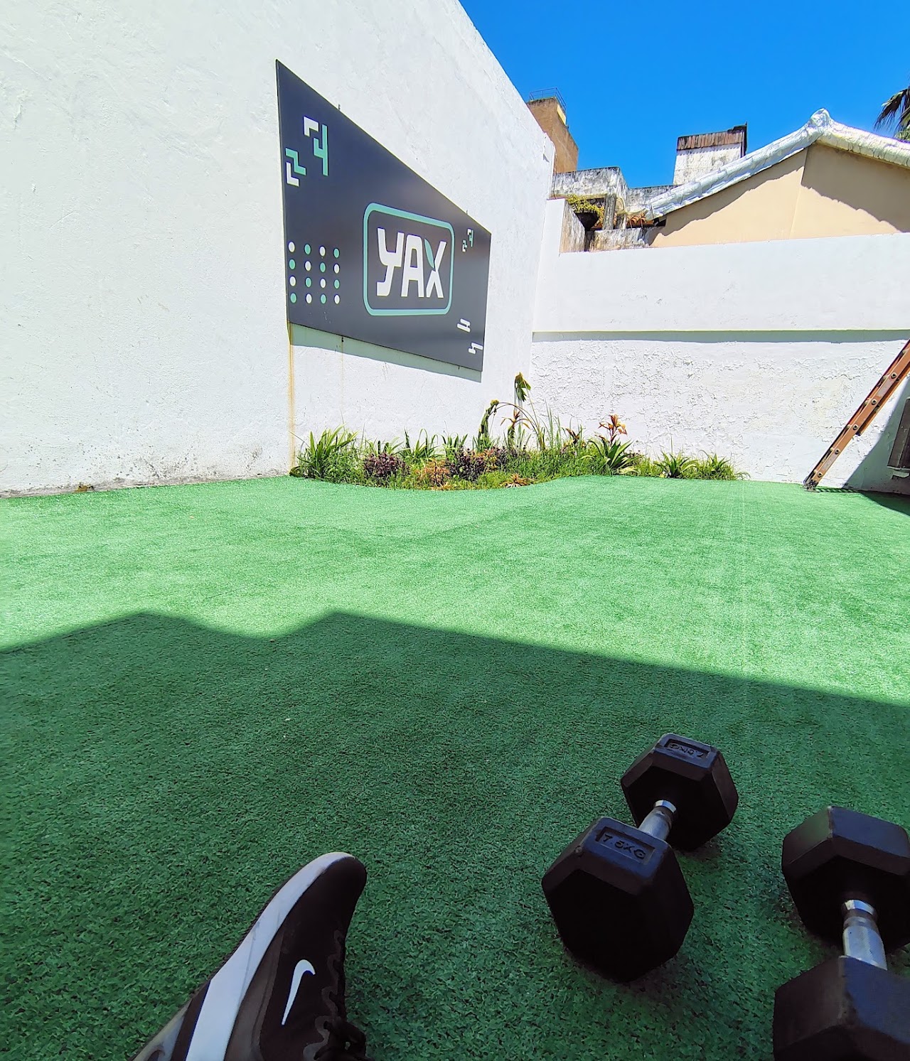 Área de entrenamiento funcional y patio exterior